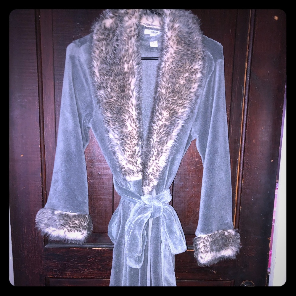 Fur-trimmed gray comfy robe